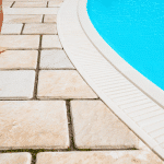 Entretien des margelles et plages : matériaux et traitements antidérapants