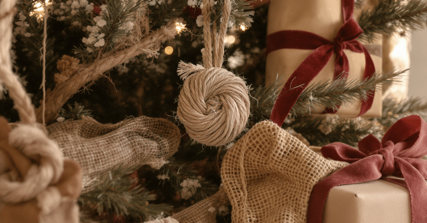 Comment les nœuds sont-ils devenus la vedette incontournable de la décoration de Noël ?