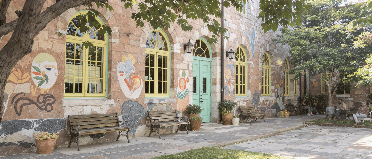 découvrez la transformation spectaculaire d'une école abandonnée en un refuge vibrant de couleurs, alliant histoire et renouveau pour redonner vie à un lieu chargé de souvenirs.