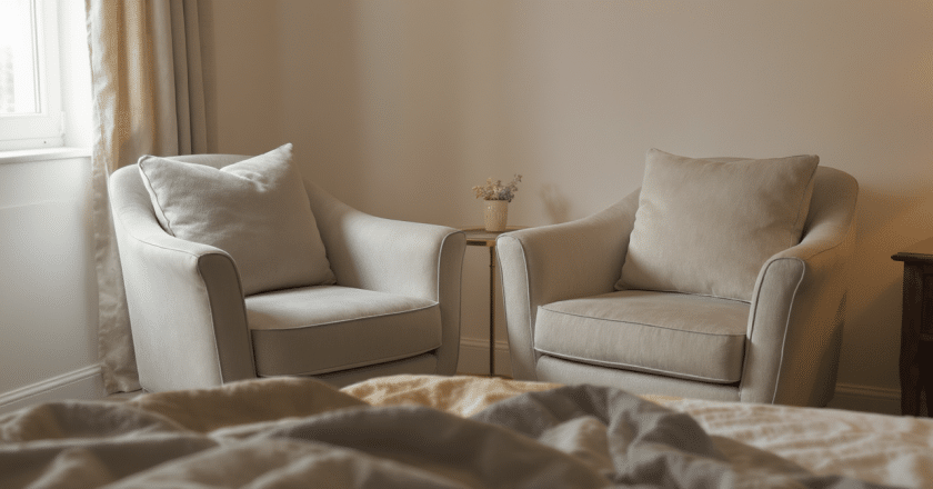 Des fauteuils compacts pour une chambre à la fois élégante et confortable