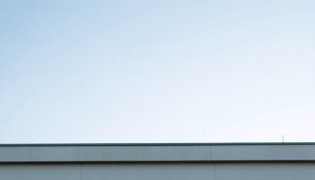 d&eacute;couvrez le r&ocirc;le essentiel de l'acrot&egrave;re dans l'architecture et l'&eacute;tanch&eacute;it&eacute; des toitures terrasses pour prot&eacute;ger et valoriser vos b&acirc;timents.