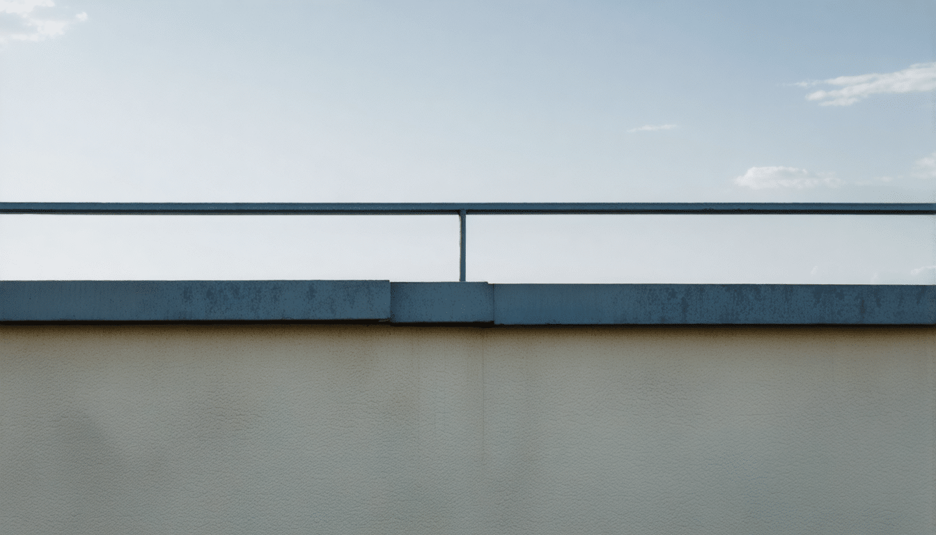 d&eacute;couvrez le r&ocirc;le essentiel de l'acrot&egrave;re dans l'architecture et l'&eacute;tanch&eacute;it&eacute; des toitures terrasses pour prot&eacute;ger et embellir vos b&acirc;timents.