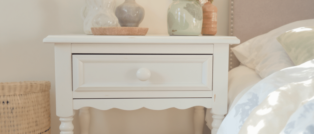 d&eacute;couvrez comment customiser facilement votre table de chevet ikea avec des bords festonn&eacute;s pour apporter une touche fra&icirc;che et printani&egrave;re &agrave; votre d&eacute;co int&eacute;rieure.