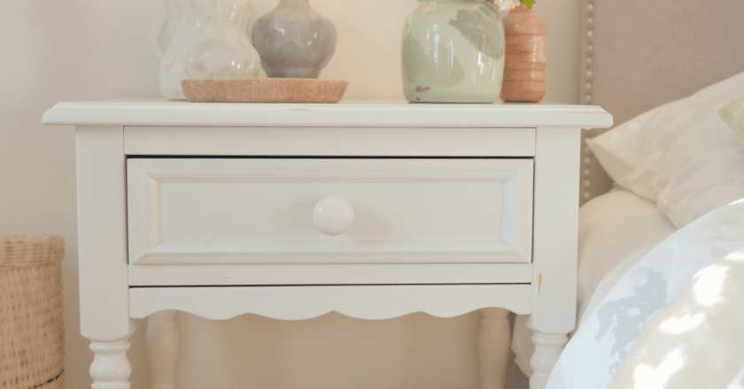 IKEA Hack : customisez votre table de chevet avec des bords festonnés pour un souffle printanier