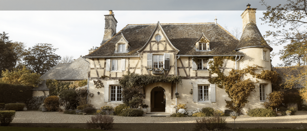 d&eacute;couvrez l'&eacute;l&eacute;gance campagnarde revisit&eacute;e &agrave; travers la maison normande con&ccedil;ue par isabelle moltzer, alliant charme traditionnel et modernit&eacute; raffin&eacute;e.
