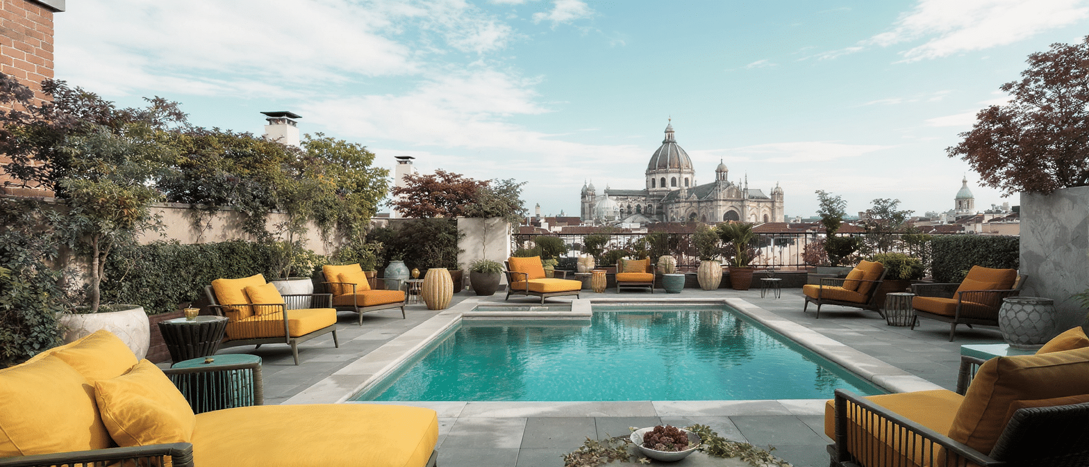 d&eacute;couvrez un penthouse &agrave; milan au charme seventies, color&eacute; et lumineux, dot&eacute; d'une piscine priv&eacute;e et offrant une vue spectaculaire sur le duomo.
