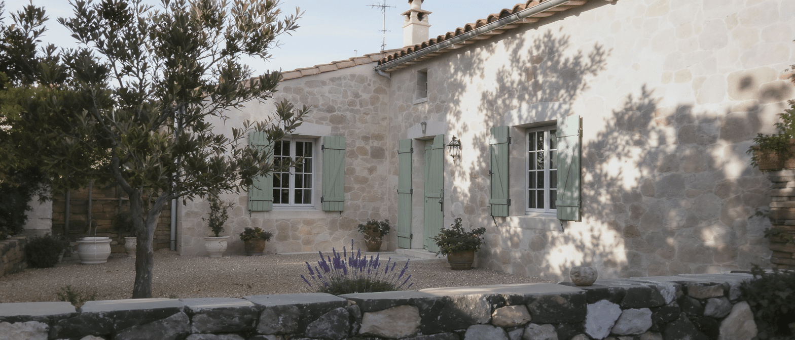 d&eacute;couvrez une maison de famille dans le sud de la france qui r&eacute;invente le charme intemporel des bastides, alliant tradition et modernit&eacute; pour un cadre de vie exceptionnel.
