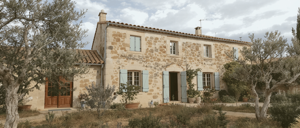 d&eacute;couvrez une maison de famille dans le sud de la france qui r&eacute;invente le charme intemporel des bastides, alliant tradition et modernit&eacute; pour un cadre de vie chaleureux et authentique.