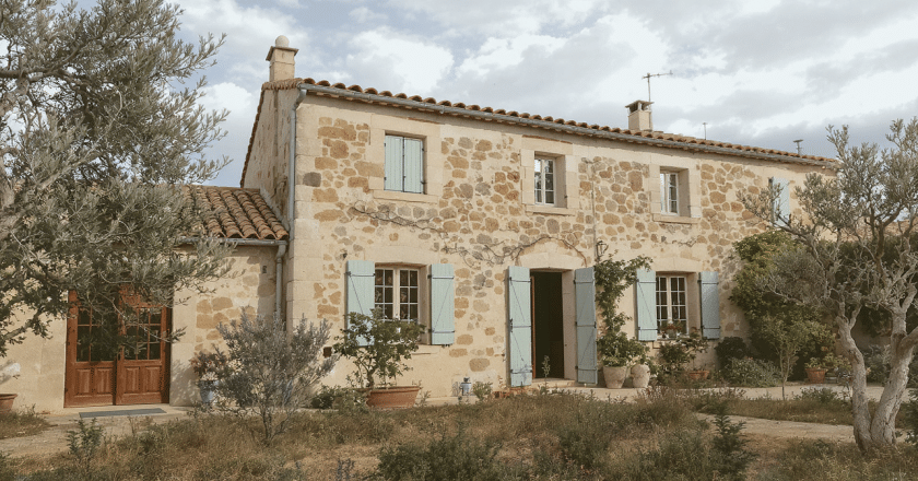 Dans le sud de la France, une maison de famille réinvente le charme intemporel des bastides