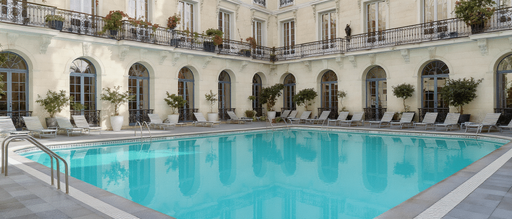 explorez les 10 piscines les plus splendides de paris, alliant architecture, confort et d&eacute;tente pour une exp&eacute;rience inoubliable au c&oelig;ur de la capitale.