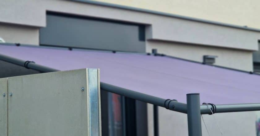 Voile ou toile d’ombrage : laquelle convient à votre pergola ?