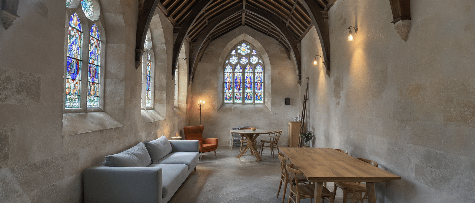 d&eacute;couvrez la transformation spectaculaire d&rsquo;une chapelle ancestrale en un int&eacute;rieur design &eacute;clatant, o&ugrave; l&rsquo;ancienne abbaye se pare de couleurs mystiques et contemporaines alliant histoire et modernit&eacute;.