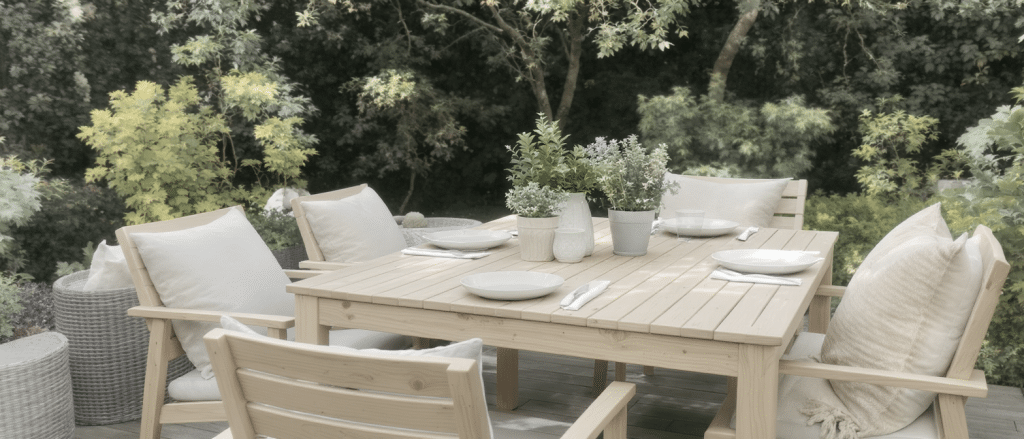 d&eacute;couvrez les indispensables ikea pour am&eacute;nager un coin repas convivial en plein air, alliant confort et style pour partager des moments uniques en famille ou entre amis.