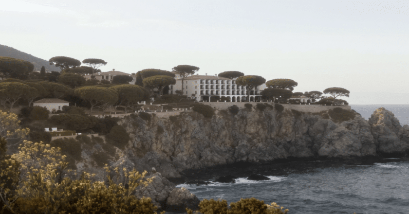 L’île de Bendor : de refuge discret de Paul Ricard à hôtel d’exception en paradis méditerranéen