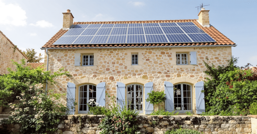 Une demeure néo-provençale éclatante alliant design solaire et palette colorée