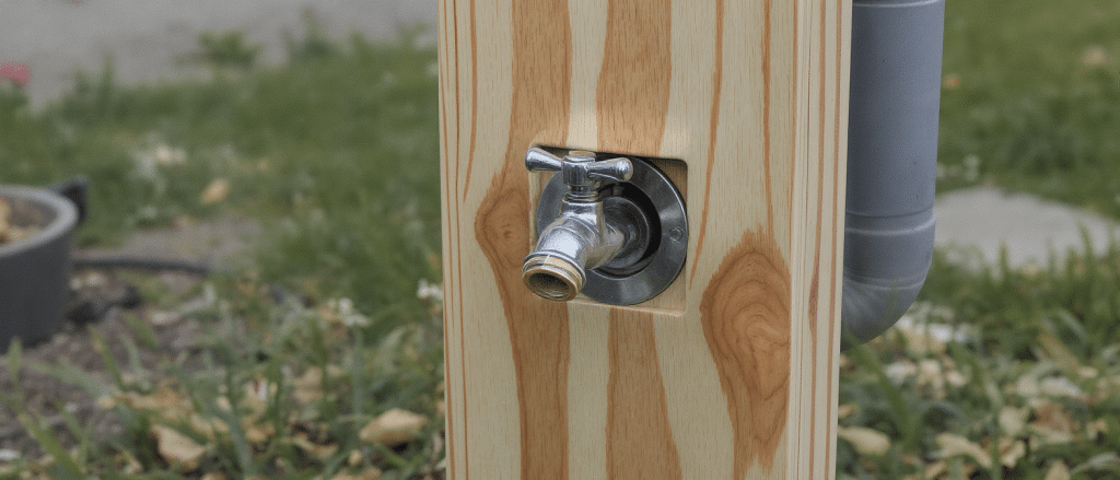d&eacute;couvrez une astuce ikea simple et &eacute;l&eacute;gante pour cacher discr&egrave;tement votre robinet de jardin tout en embellissant votre espace ext&eacute;rieur.
