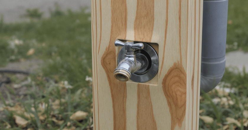 Astuce IKEA : une idée ingénieuse pour dissimuler élégamment un robinet de jardin