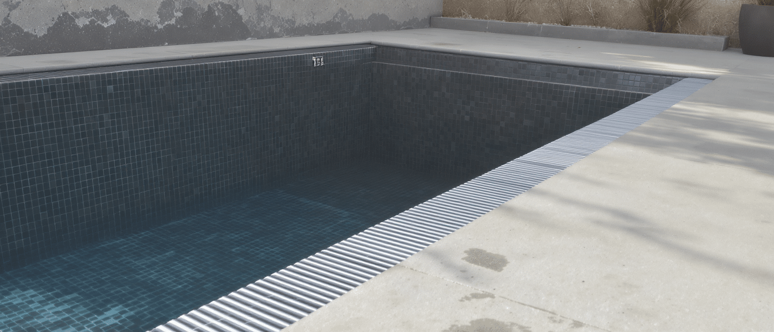 d&eacute;couvrez des id&eacute;es de rev&ecirc;tements innovants pour sublimer votre piscine design et cr&eacute;er un espace ext&eacute;rieur unique et &eacute;l&eacute;gant.