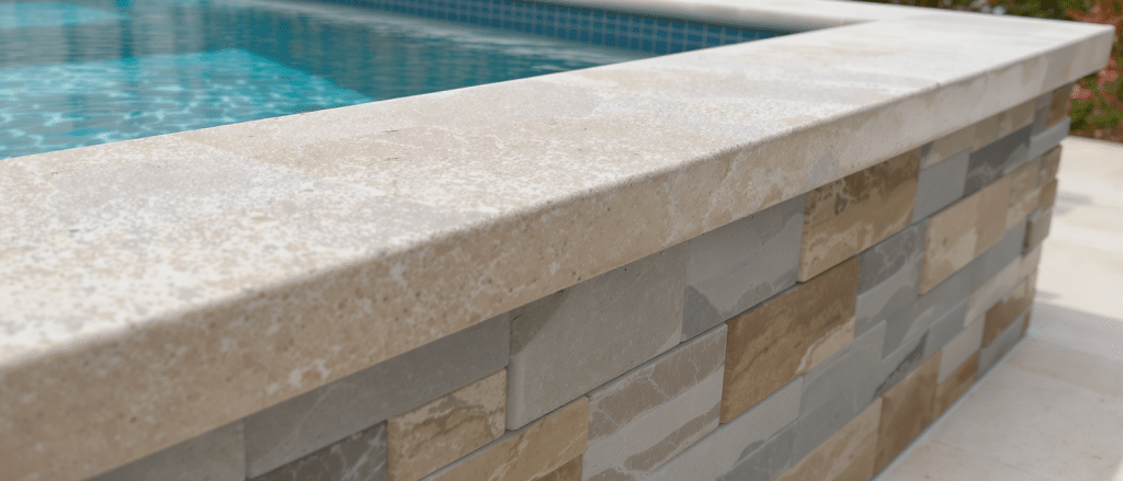d&eacute;couvrez des id&eacute;es de rev&ecirc;tements innovants pour sublimer le design de votre piscine et cr&eacute;er un espace unique et &eacute;l&eacute;gant.