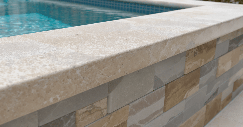 idées de revêtements innovants pour sublimer votre piscine design