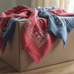Métamorphosez une boîte en carton IKEA en objet déco unique grâce à un bandana astucieux