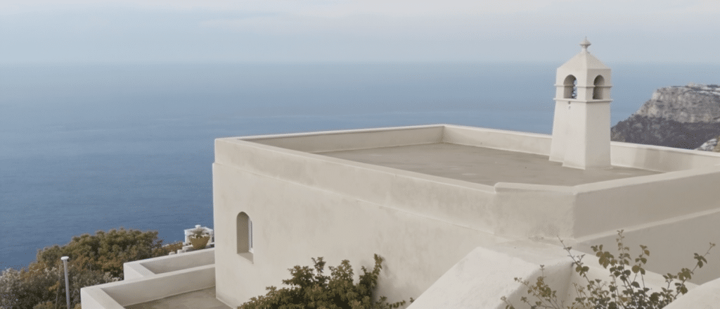 d&eacute;couvrez une maison monochrome &eacute;l&eacute;gante avec un toit-terrasse unique, offrant une vue panoramique imprenable sur la mer pour un cadre de vie exceptionnel.
