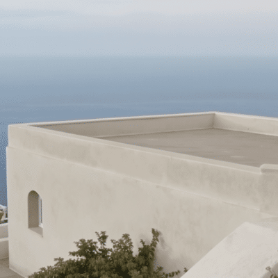 Une maison monochrome s’impose avec son toit-terrasse offrant une vue imprenable sur la mer