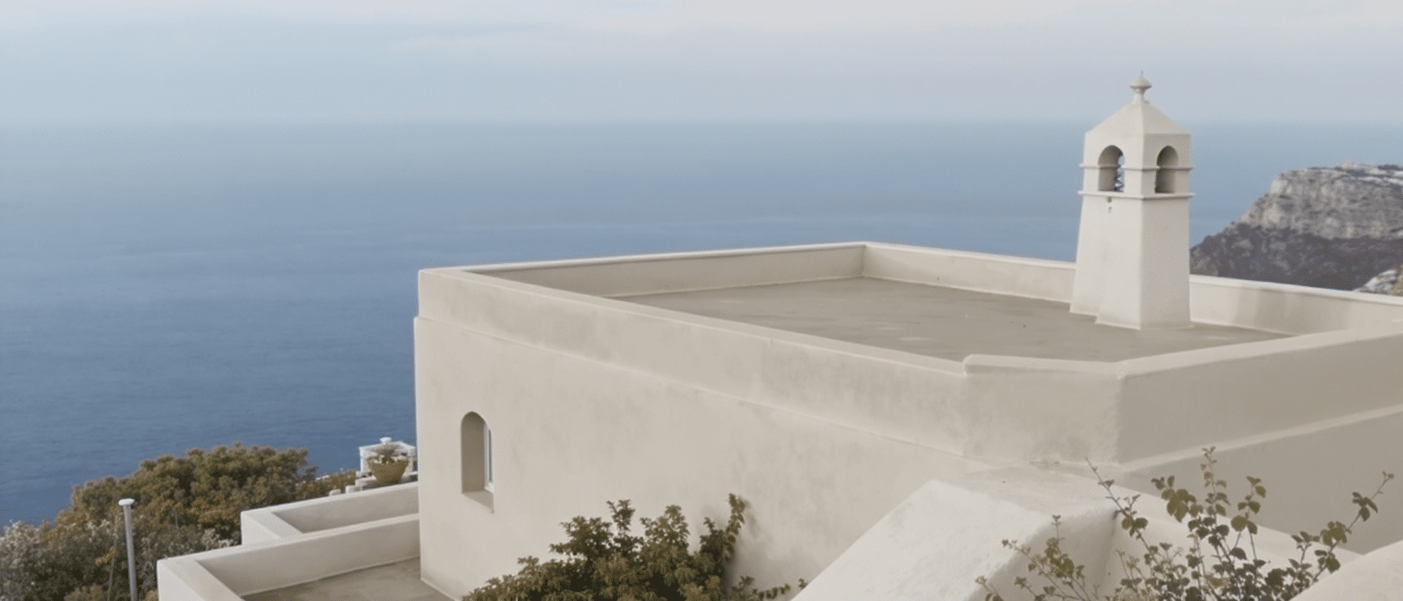 découvrez une maison monochrome élégante avec un toit-terrasse unique, offrant une vue panoramique imprenable sur la mer pour un cadre de vie exceptionnel.