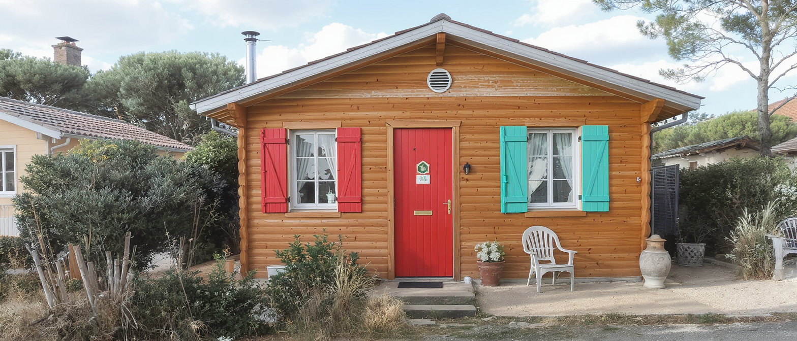 d&eacute;couvrez une cabane vintage des ann&eacute;es 50 au cap ferret, magnifiquement r&eacute;nov&eacute;e gr&acirc;ce &agrave; l&rsquo;alliance du bois naturel et des couleurs vibrantes, alliant charme r&eacute;tro et fra&icirc;cheur contemporaine.