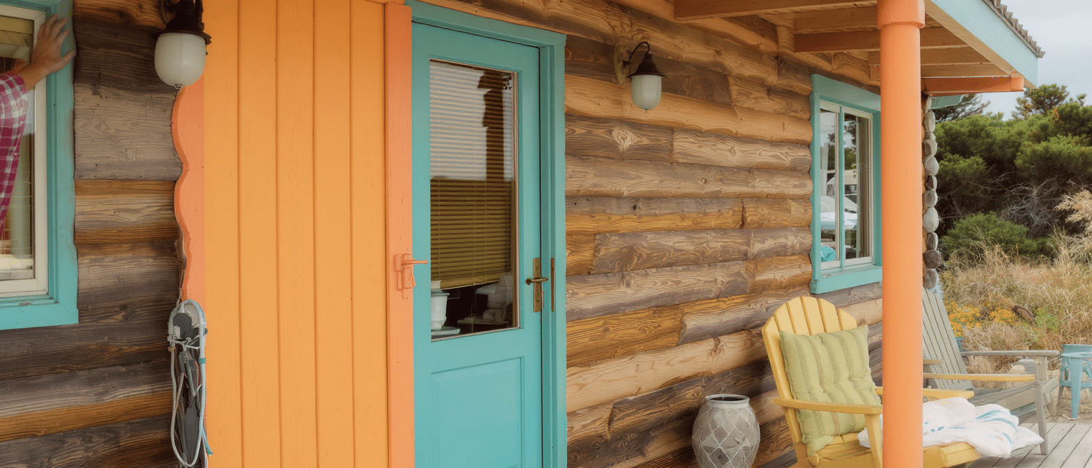 découvrez la renaissance d'une cabane vintage des années 50 au cap ferret, où le charme du bois traditionnel rencontre des couleurs vibrantes pour un style unique et chaleureux.