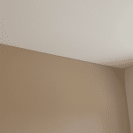 Cloud capping : des murs colorés et un plafond blanc pour transformer la pièce