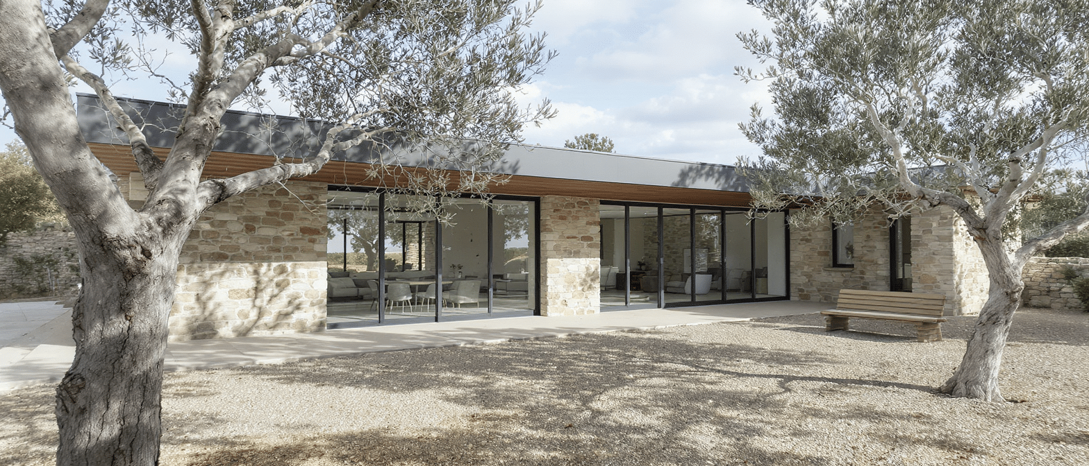 d&eacute;couvrez comment une bastide traditionnelle se transforme en une maison de campagne contemporaine alliant charme ancien et design moderne.