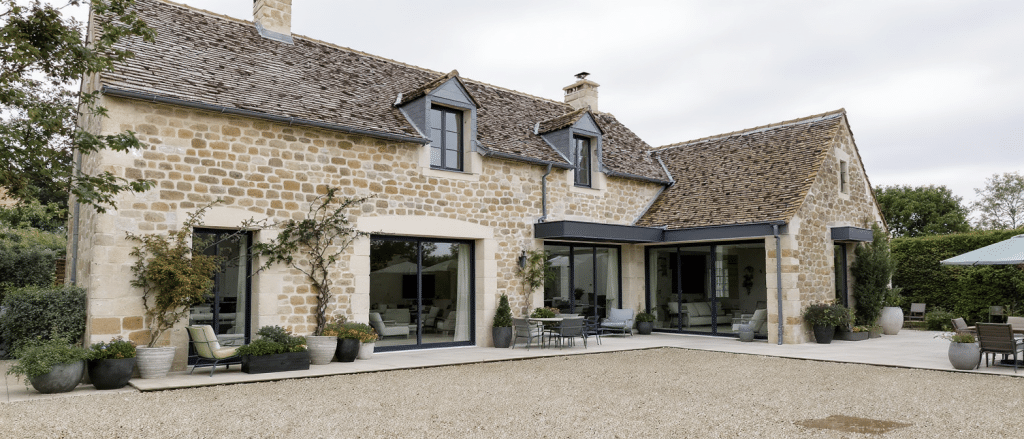 d&eacute;couvrez comment une bastide traditionnelle se transforme en une maison de campagne contemporaine alliant charme historique et design moderne.