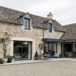 Quand une bastide devient une maison de campagne contemporaine : la métamorphose moderne