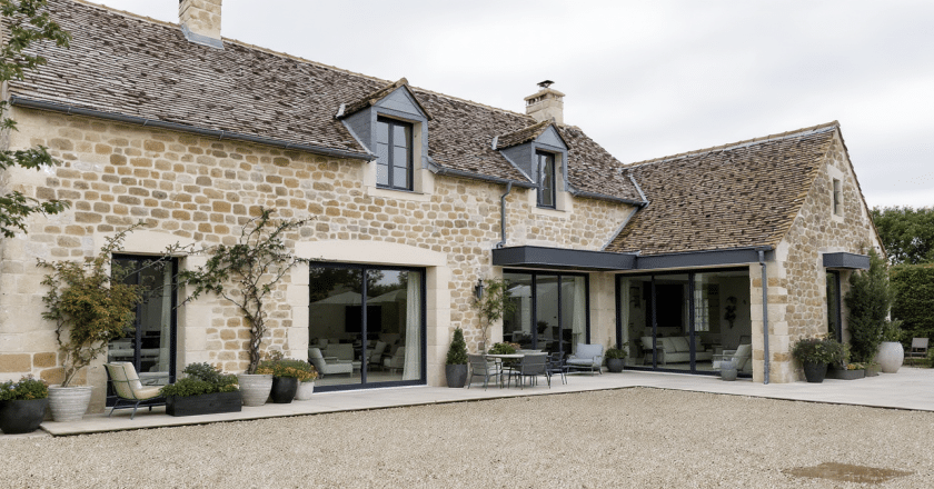 Quand une bastide devient une maison de campagne contemporaine : la métamorphose moderne