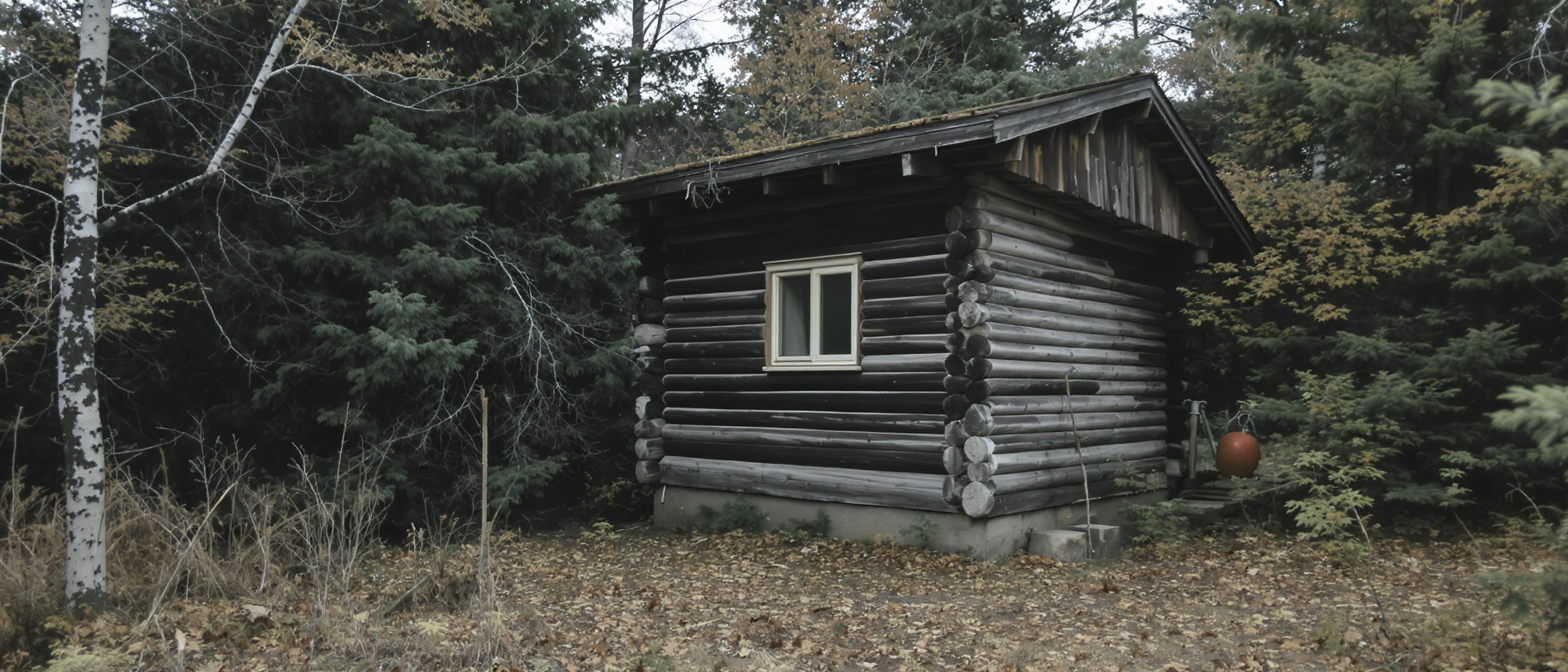 avec seulement 21 m&sup2;, cette cabane discr&egrave;te repense l&rsquo;habitat en privil&eacute;giant simplicit&eacute;, int&eacute;gration au paysage et essentiels du quotidien.