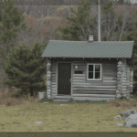 À peine 21 m² et presque imperceptible : cette cabane invite à repenser notre façon d’habiter.