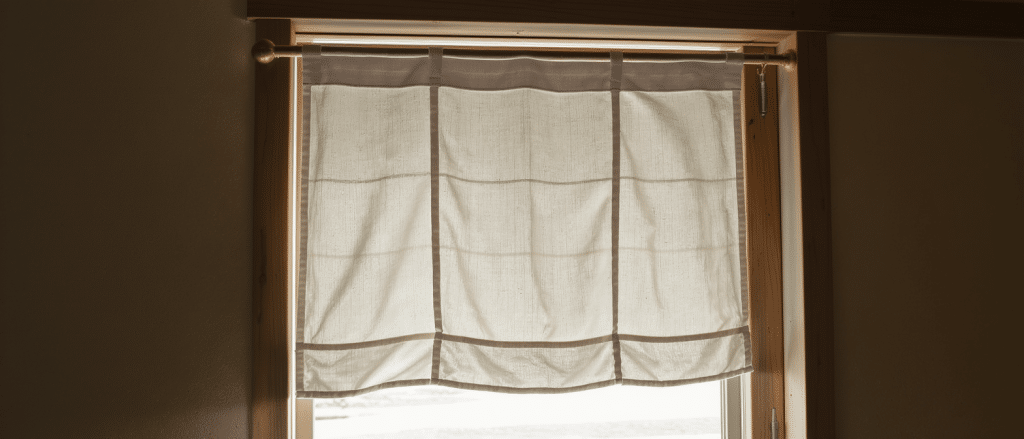 d&eacute;couvrez le noren, le rideau japonais traditionnel qui remplace les portes avec &eacute;l&eacute;gance et apporte une touche d&eacute;co tout en pr&eacute;servant l&rsquo;intimit&eacute;.