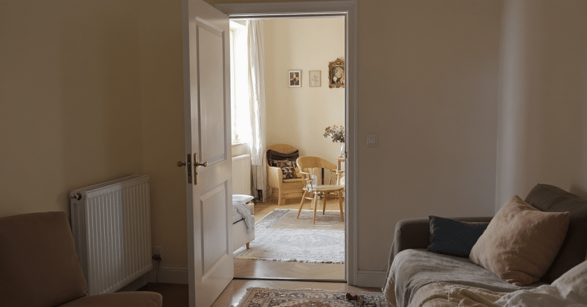 Usé par les années, ce 63 m² renaît en un trois-pièces chaleureux aux tons feutrés